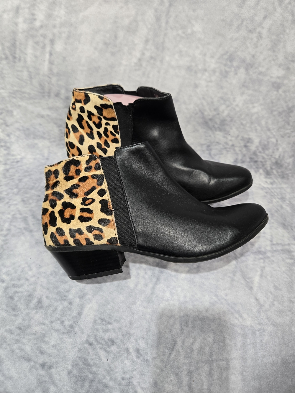 Apri by Italian Shoemakers Gear 2 Booties slip on 8 leopard